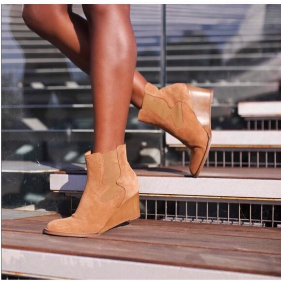 Andre Assous Women’s 8 Sadie Tan Suede Leather Wedge Ankle Booties Western New - Picture 1 of 9